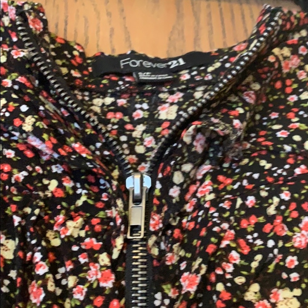 Fun flower patterned skirt - Picture 3 of 4